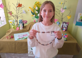 Виготовляли намисто з паперу