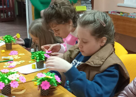Подарую мамі квіти