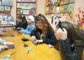 Як у бібліотеці на Дальніх Яківцях виготовляли з паперу символ Геловіну   