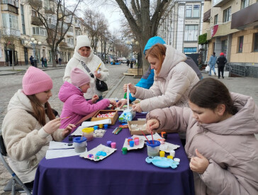 Святковий артперформанс у центрі міста  