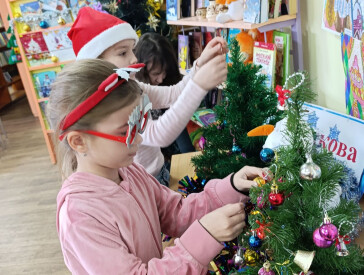 Чудова зимова книжкова атмосфера у бібліотеці