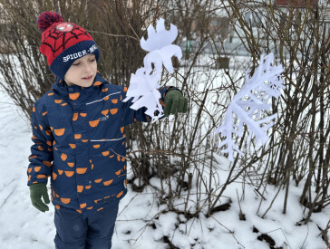 Сніг, фантазія і дитячі усмішки в бібліотечному дворику