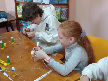 Виготовляли намисто з паперу