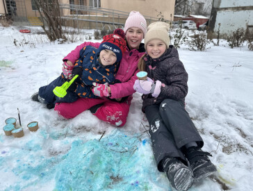 Сніг, фантазія і дитячі усмішки в бібліотечному дворику