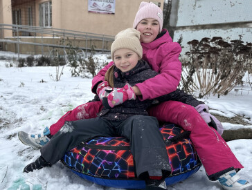 Сніг, фантазія і дитячі усмішки в бібліотечному дворику