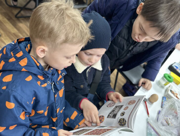 Візерунки весни: писанкові історії