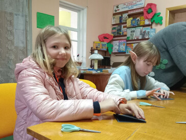 Як у бібліотеці на Дальніх Яківцях виготовляли з паперу символ Геловіну   