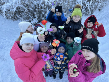 Квіти з любов’ю для українських жінок