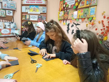 Як у бібліотеці на Дальніх Яківцях виготовляли з паперу символ Геловіну   