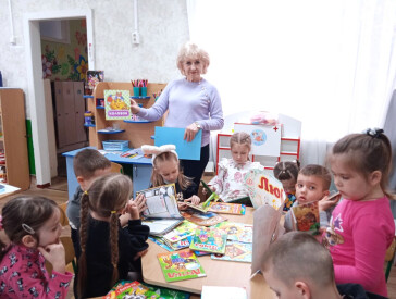 Крокує книжка до малят