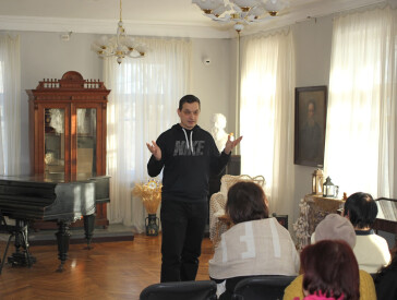 «Хазяйський двір» художниці Лариси Лукаш