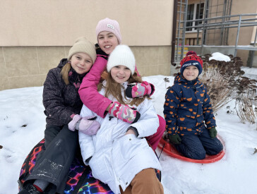 Сніг, фантазія і дитячі усмішки в бібліотечному дворику