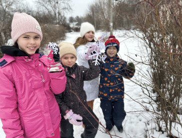 Сніг, фантазія і дитячі усмішки в бібліотечному дворику