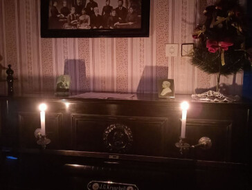 Костюмована різдвяна екскурсія при свічках