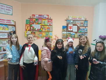 Як у бібліотеці на Дальніх Яківцях виготовляли з паперу символ Геловіну   