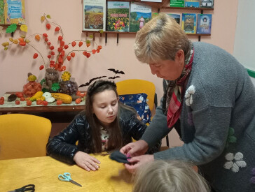 Як у бібліотеці на Дальніх Яківцях виготовляли з паперу символ Геловіну   