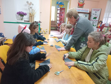 Як у бібліотеці на Дальніх Яківцях виготовляли з паперу символ Геловіну   