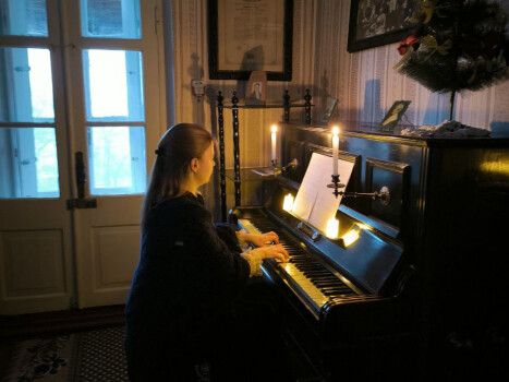 Костюмована різдвяна екскурсія при свічках