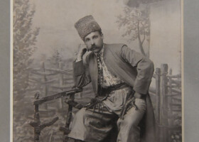 Українська ідентичність у світлинах та листівках