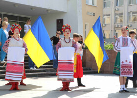 На Алеї Героїв у Полтаві пов'язали вишиті стрічки пам'яті