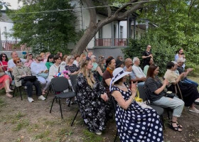 "Між тишею квітучого саду і звуками домри"