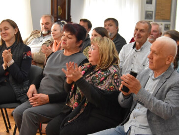 Українська ідентичність у світлинах та листівках