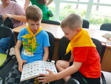 Коти та книжки: ідеальна компанія!