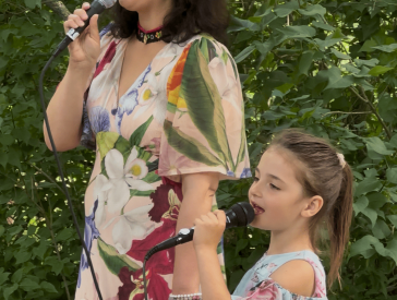 "Між тишею квітучого саду і звуками домри"