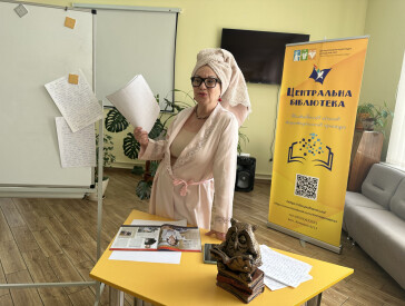 Сцена між книжкових полиць