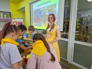 Коти та книжки: ідеальна компанія!