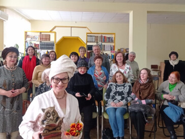 Сцена між книжкових полиць