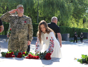З нагоди Дня пам’яті та перемоги над нацизмом у Другій світовій війні у Полтаві поклали квіти
