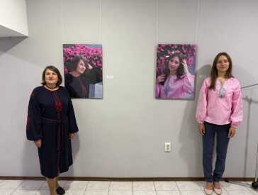 «Незалежна крізь віки: сила і краса»: фотовиставка про жінок, які чекають й підтримують