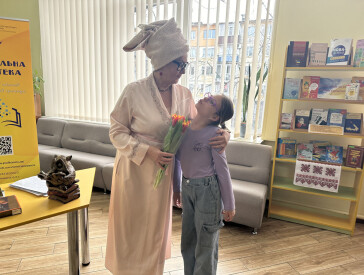 Сцена між книжкових полиць