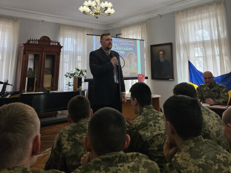 Героям нашої доби присвячується