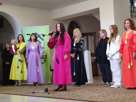 «Незалежна крізь віки: сила і краса»: фотовиставка про жінок, які чекають й підтримують